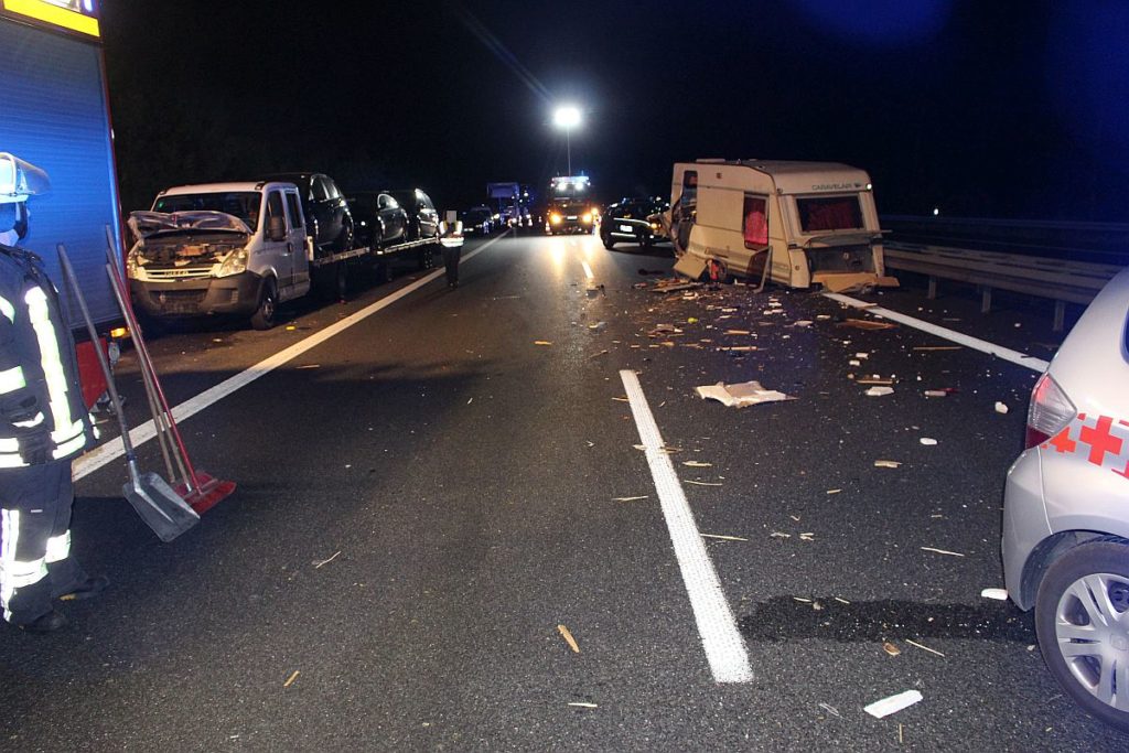 Unfall mit Wohnanhänger Foto: VPI Amberg