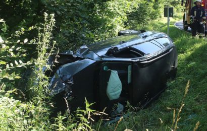 Verkehrsunfall: Pkw überschlägt sich