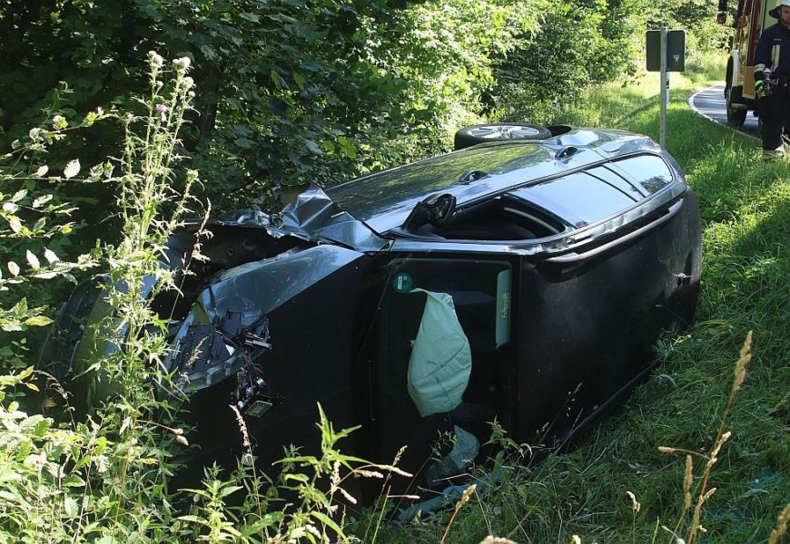 Ausweichmanöver endet im Straßengraben