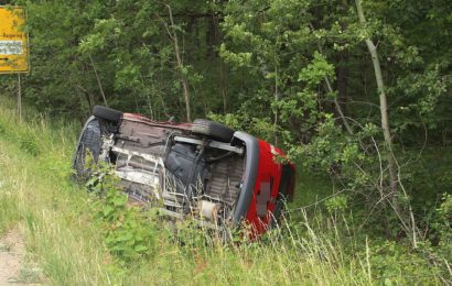 Bei Hohenthan von Fahrbahn abgekommen und gegen Bäume geprallt