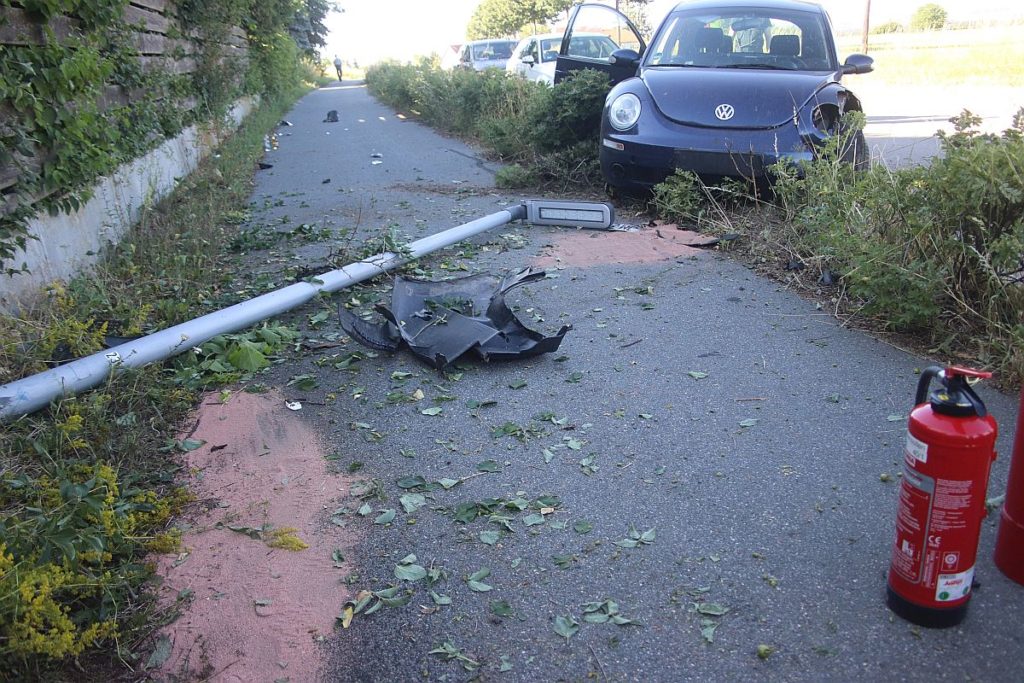 Der Beetle kam nach links von der Fahrbahn ab und mähte eine Straßenlaterne um Foto: Pressedienst Wagner