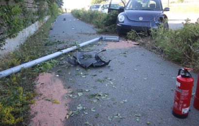 Der Beetle kam nach links von der Fahrbahn ab und mähte eine Straßenlaterne um Foto: Pressedienst Wagner