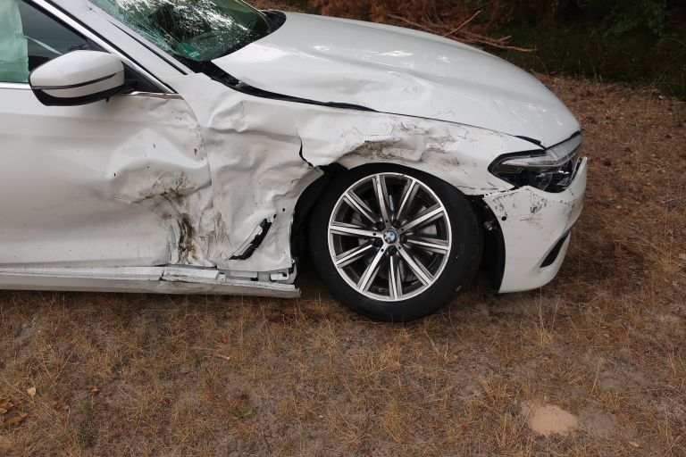 Totalschaden am beteiligten BMW Foto: Polizei
