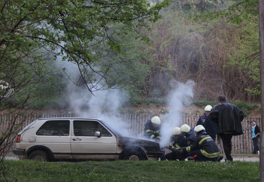 Motorraum eines Autos fängt Feuer