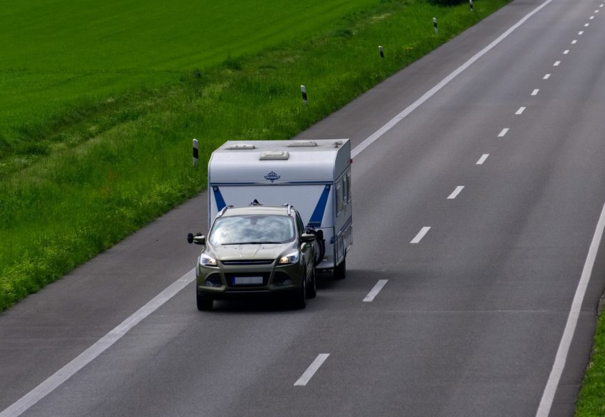 Wohnwagen ohne Zulassung unter Drogeneinwirkung im öffentlichen Straßenverkehr geführt