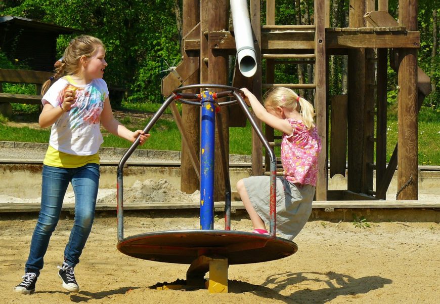 Kinderspielplatz beschmiert