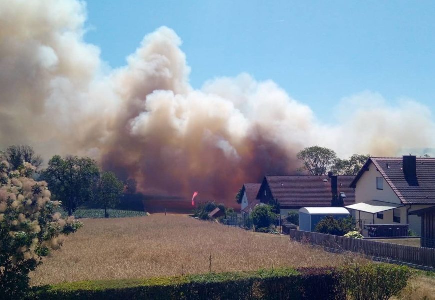 Brand Heupresse und Feld in Neunburg