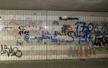 Romantisches Graffiti in Bahnhofsunterführung