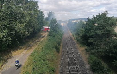 Mehrere Brände am Bahndamm – Strecke zwischen Amberg und Schwandorf gesperrt