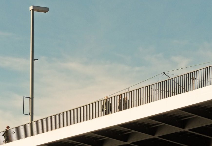 Betrunkene fährt gegen Lichtmast