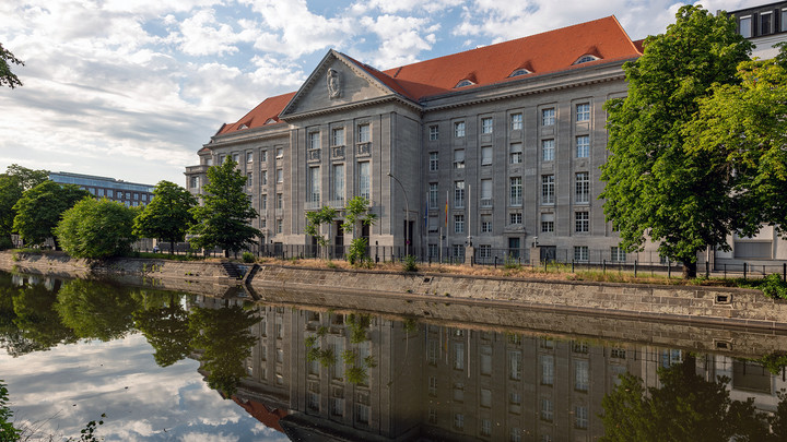  Das ZDF überträgt die Feierstunde aus dem Bendlerblock in Berlin. Copyright: ZDF/Svea Pietschmann