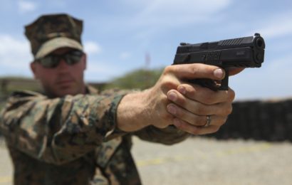 Soldaten benehmen sich daneben