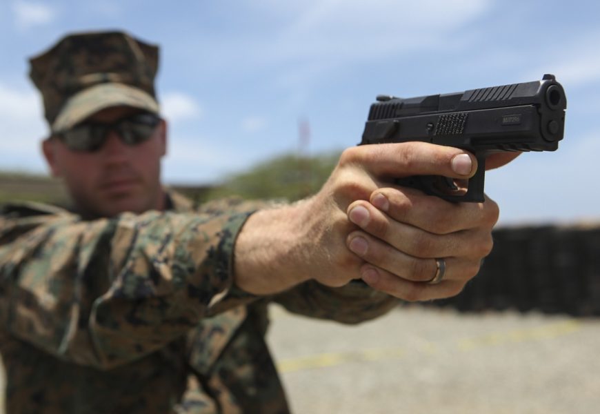 Soldaten benehmen sich daneben