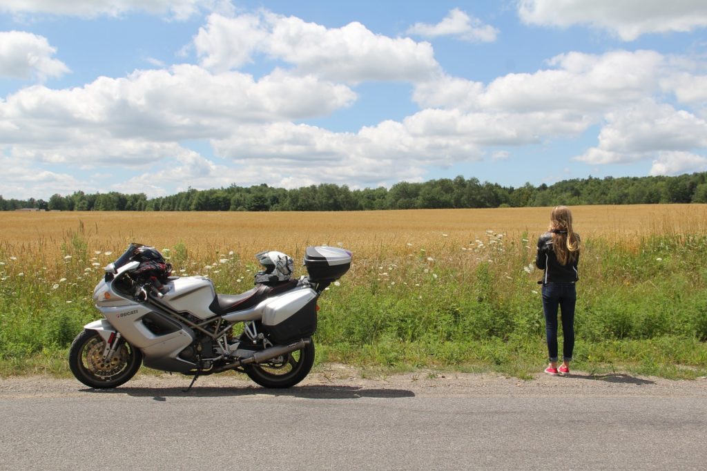 Symbolbild: Motorrad mit Koffern