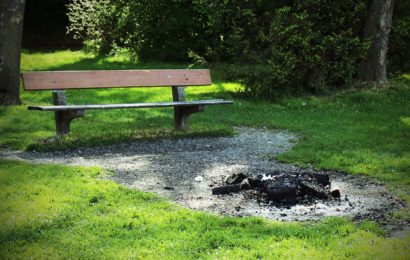 Tisch in Schwandorfer Waldstück angezündet