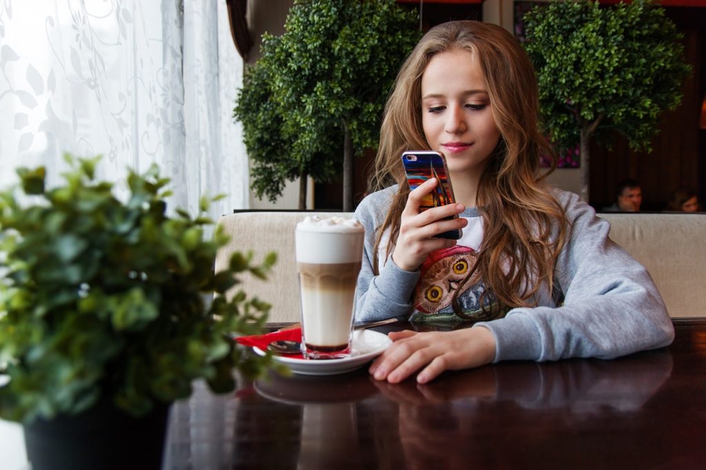 Symbolbild: Frau mit Handy