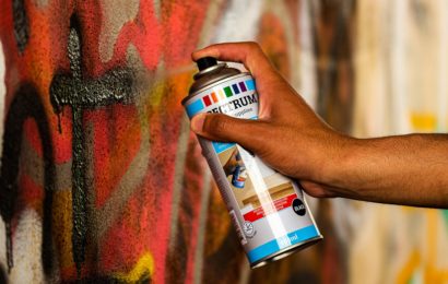 Club bzw. Bar und Wohn-/ Geschäftsgebäude in Schwandorf mit Graffiti beschmiert