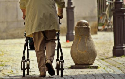 Frau mit Rollator wird von Außenspiegel erfasst