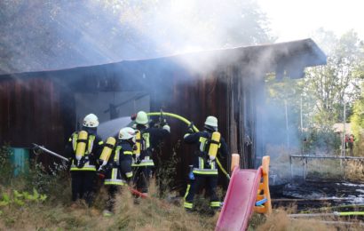 Brand eines Gartenhäuschens