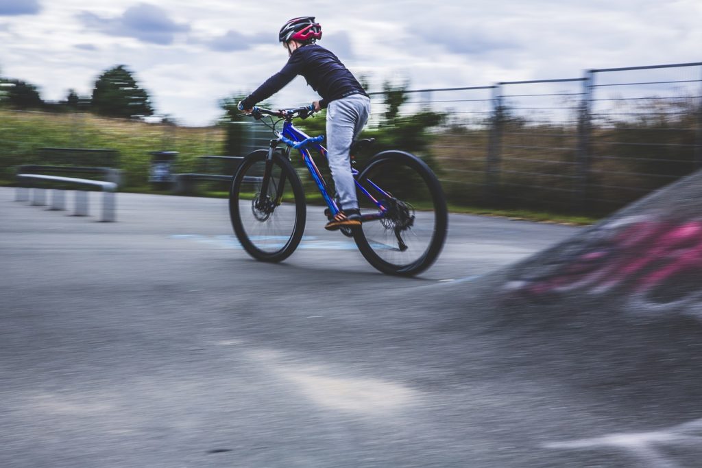 Symbolbild: Junge auf Mountainbike