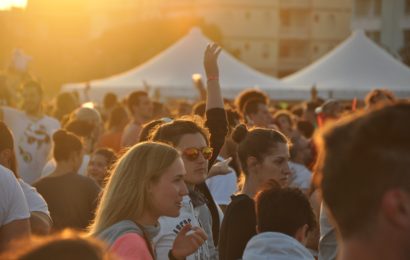 Zwei Gäste einer Beach-Party gehen auf Security los