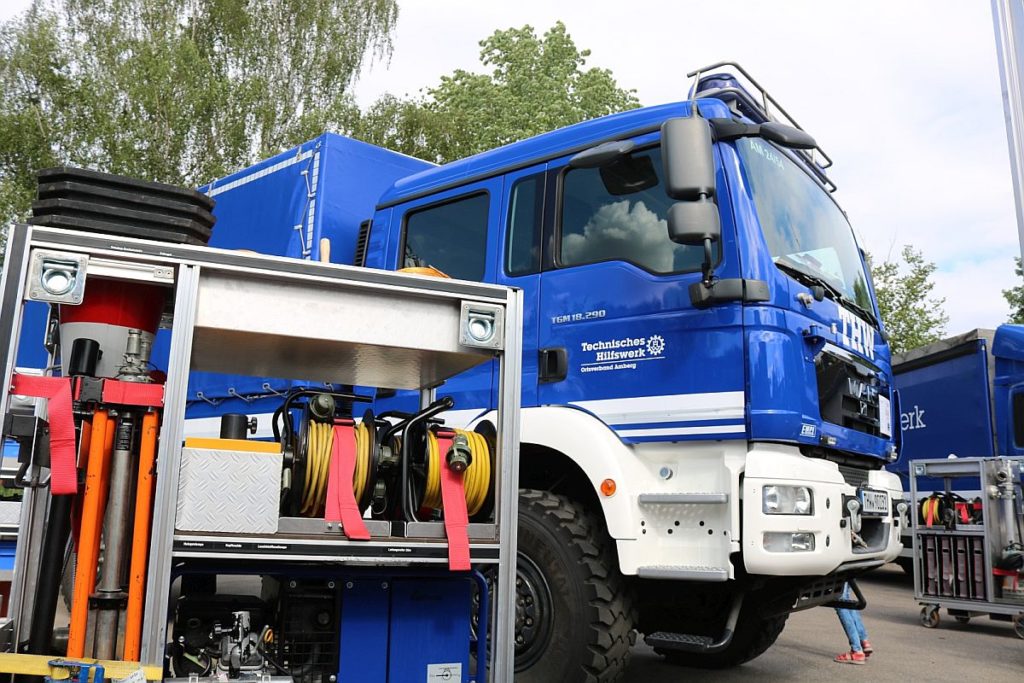 Der blaue LKW ist das Erkennungszeichen des Technischen Hilfswerks. Fahrzeug und Gerät können hautnah bestaunt werden.