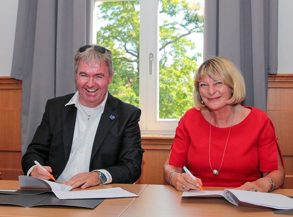 Zusammenarbeit zwischen Hochschule und Wirtschaft: Mit Freude unterschreiben Claus Krapf und Präsidentin Prof. Dr. Andrea Klug die Kooperationsvereinbarung Foto: Wiesel/OTH Amberg-Weiden