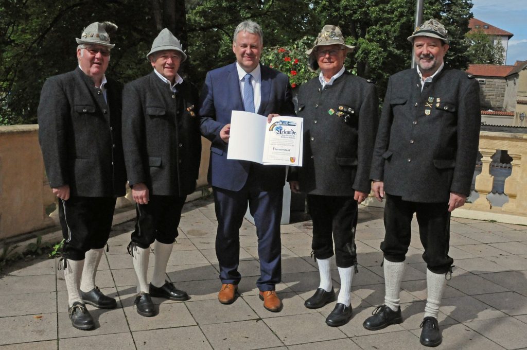 v.li.:  Wolfgang Moll (Schriftführer), Fritz Seegerer (2. Vorsitzender),  Landrat Richard Reisinger, Günther Strobl (Ehrenvorsitzender),  Reinhard Maag (1. Vorsitzender) Foto: Christine Hollederer