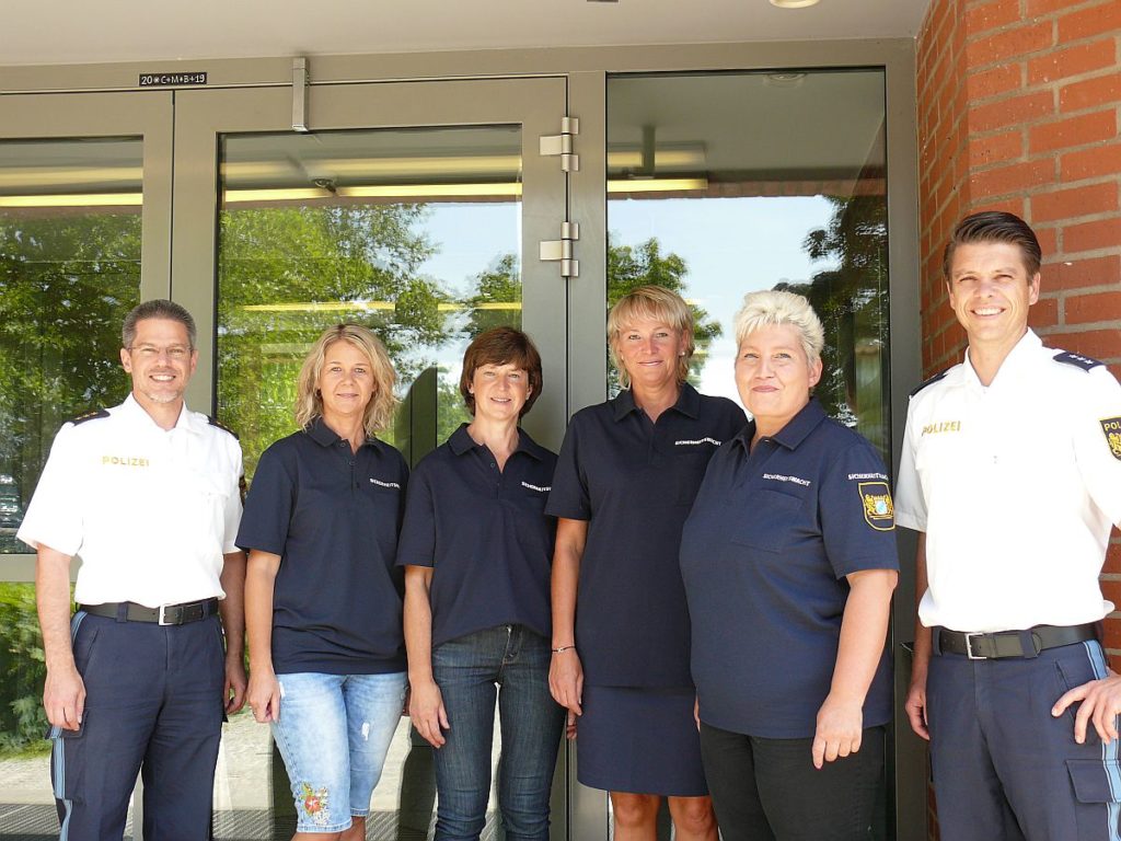 v.l. Inspektionsleiter PD Thomas Lachner, Karin Stirner, Irene  Heselmann, Doris Schmalzl, Manuela Brandl, PHK Achim  Kuchenbecker, es fehlt Michaela Metschl) Foto: Polizei