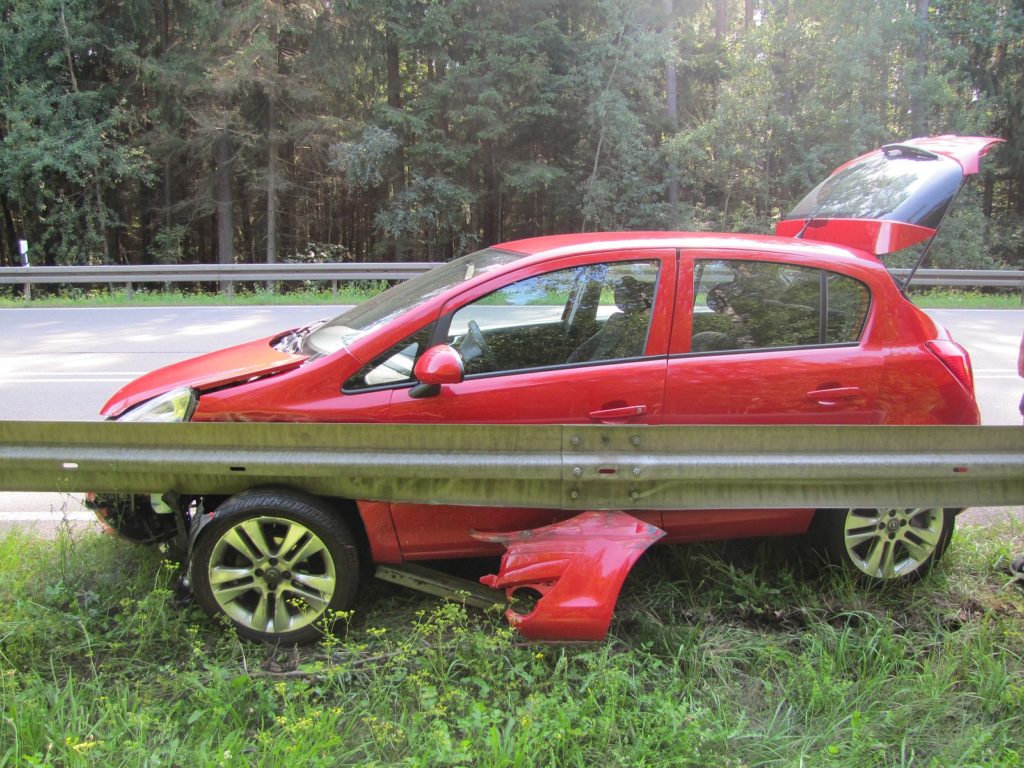 Verunfallter Opel Corsa auf der B85 Foto: Polizei