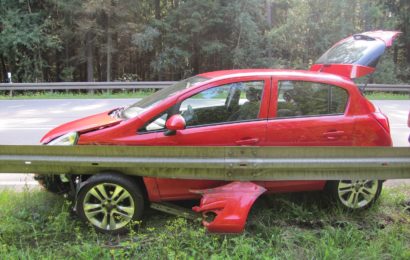 Verunfallter Opel Corsa auf der B85 Foto: Polizei