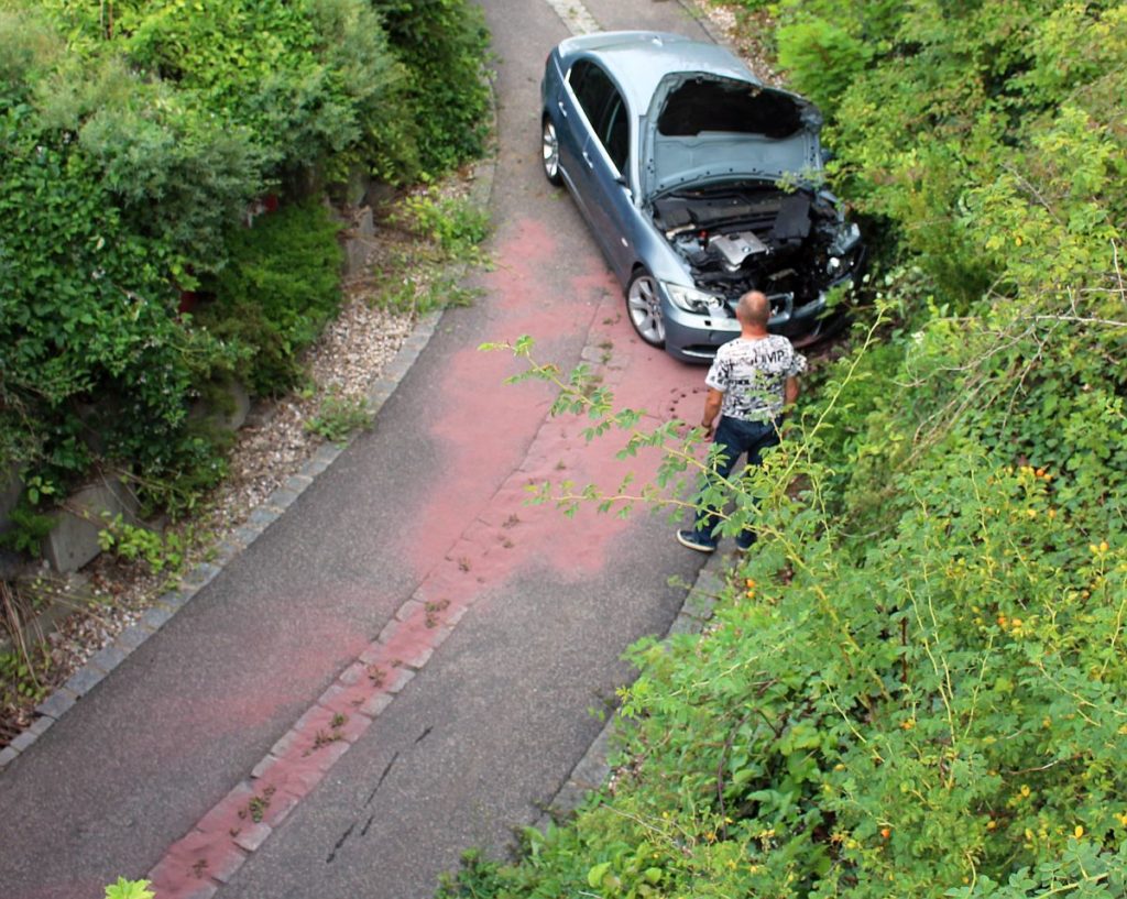 Der BMW stürzte etwa drei Meter in die Tiefe Foto: Polizei
