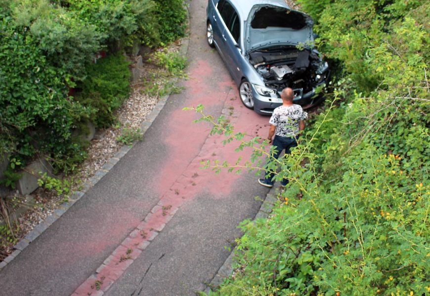 Nach Sekundenschlaf von der Fahrbahn abgekommen und drei Meter tief auf darunter liegenden Gehweg gestürzt