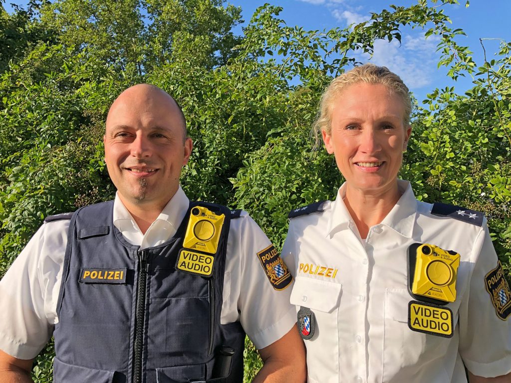 Zwei Beamte der Oberpfälzer Polizei mit der neuen Body-Cam; Foto: Judith Kleinhanß