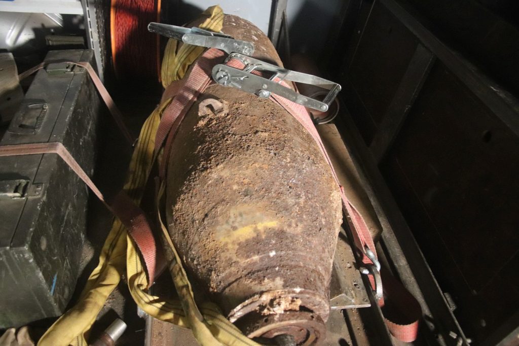 Die entschärfte und bereits verladene Fliegerbombe Foto: Pressedienst Wagner