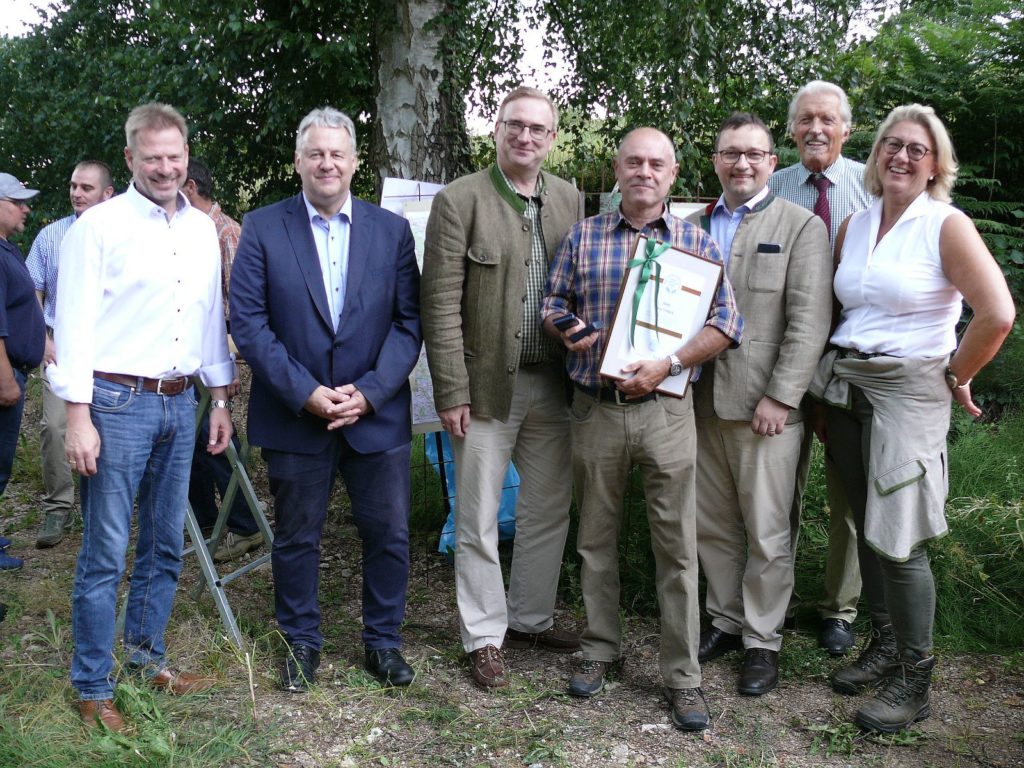 v. l.:  Alwin Märkl, Bürgermeister von Freudenberg, Landrat Richard Reisinger, Landkreis Amberg-Sulzbach, Alexander Flierl, MdL, Peter Fröhlich, Bauleiter, Ruppert Schmid, Vorsitzender der Kreisgruppe Amberg, Dr. Wolfgang Schiefer, Vorstandsvorsitzender der Wildland-Stiftung Bayern und Mechtild Michaela Maurer, Vorstand der Stiftung.