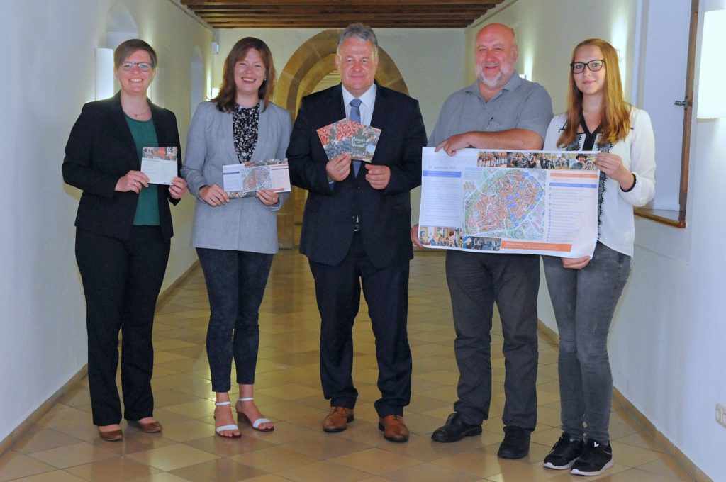 v.li.:  Regionalmanagerin Maria Regensburger, Ina Bogner (Stadtmarketingverein  Amberg), Landrat Richard Reisinger, Werner Stein und Katharina Stein  (Nordbayerischer  Musikbund) Foto: Christine Hollederer