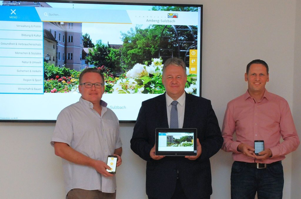 Die  neue Homepage des Landkreises Amberg-Sulzbach ist laut Landrat Richard  Reisinger eine digitale Visitenkarte für das  Landratsamt. Gemeinsam mit Web-Spezialist Matthias Birner (re.) und  EDV-Chef Jürgen Priehäußer (li.) gab der Landkreischef den Startschuss  für die neue Seite www.amberg-sulzbach.de. Foto: Christine Hollederer