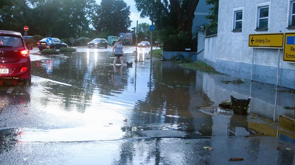 Überschwemmung der Vilstalstraße nach dem Unwetter Foto: Pressedienst Wagner