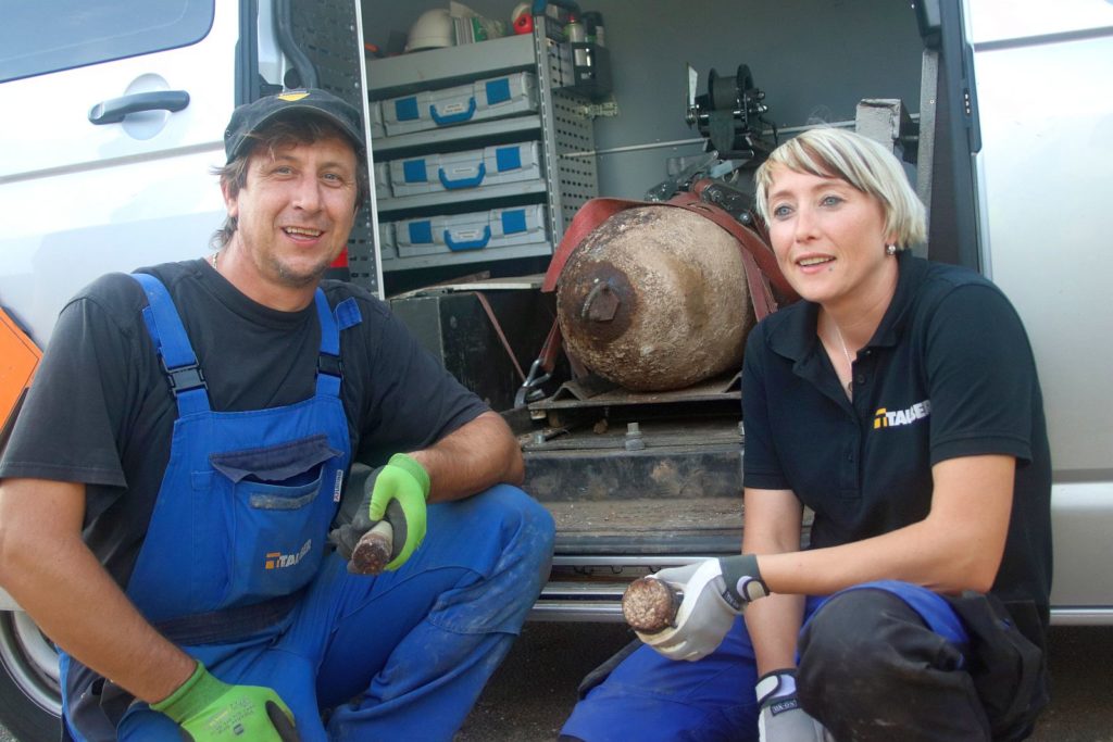 Der Sprengmeister Michael Weiß mit seiner Kollegin Brigitte Jura. Im Hintergrund die entschärfte und bereits verladene Bombe Foto: Pressedienst Wagner