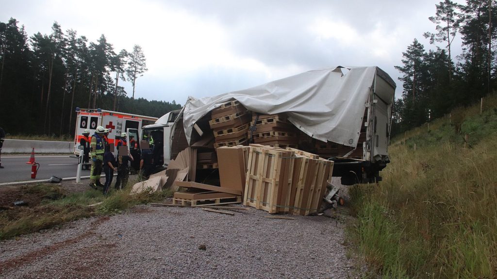 Der mit Kartonagen beladene LKW überschlug sich, der Fahrer wurde lebensgefährlich verletzt Foto: Pressedienst Wagner