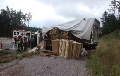 Der mit Kartonagen beladene LKW überschlug sich, der Fahrer wurde lebensgefährlich verletzt Foto: Pressedienst Wagner