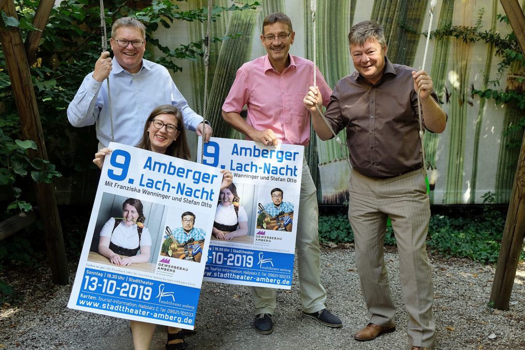 Diese  Veranstaltungsankündigung macht immer Spaß: Oberbürgermeister Michael  Cerny, Kulturamtsleiter Reiner Volkert, der Geschäftsführer der  Wirtschaftsförderungsgesellschaft  Gewerbebau Karlheinz Brandelik (von links) und Katja Körtge vom  Kulturamt (vorne) bei der Vorstellung der diesjährigen Amberger  Lach-Nacht. Foto (Susanne Schwab, Stadt Amberg):