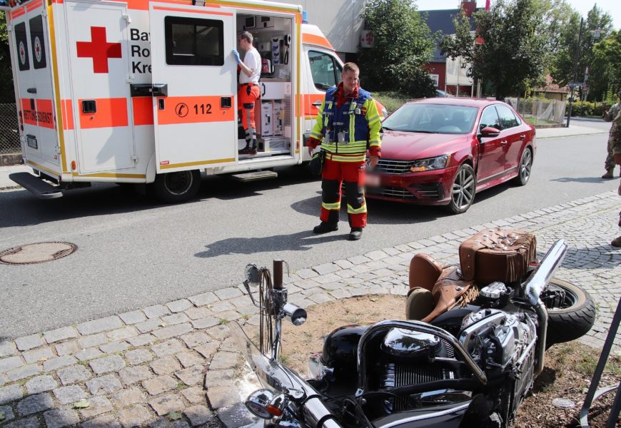Verkehrsunfall mit schwer verletzter Motorradfahrerin