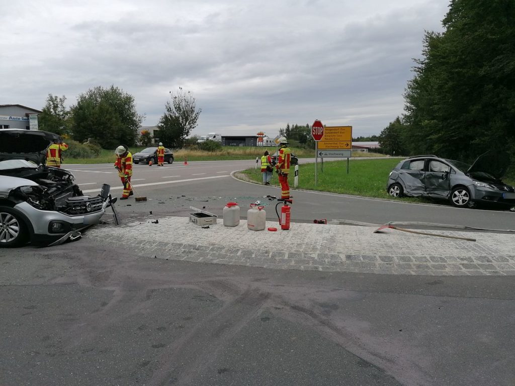 Schwerer Verkehrsunfall auf der St2164 zwischen Schwend und Sulzbach-Rosenberg Foto: Pressedienst Wagner