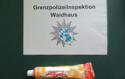 Koks und Marihuana mit scharfem Senf