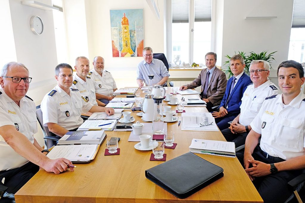 Beim Sicherheitsgespräch im Amberger Rathaus (v.l.n.r.): Werner Schüssel, Pressestelle des Polizeipräsidiums Regensburg, der Leiter der Amberger Polizeiinspektion (PI) Thomas Lachner, der Vizepräsident des Polizeipräsidiums Oberpfalz Thomas Schöniger, Polizeipräsident Norbert Zink, Oberbürgermeister Michael Cerny, Rechtsreferent Dr. Bernhard Mitko, der Leiter der Amberger Kriminalpolizeiinspektion Günter Grießhammer, sein Kollege von der Verkehrspolizei Friedrich Böhm und der stellvertretende PI-Leiter Andreas Weidauer Foto: Susanne Schwab