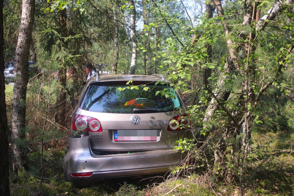 Der Golf landete nach dem Unfall im Wald Foto: Pressedienst Wagner