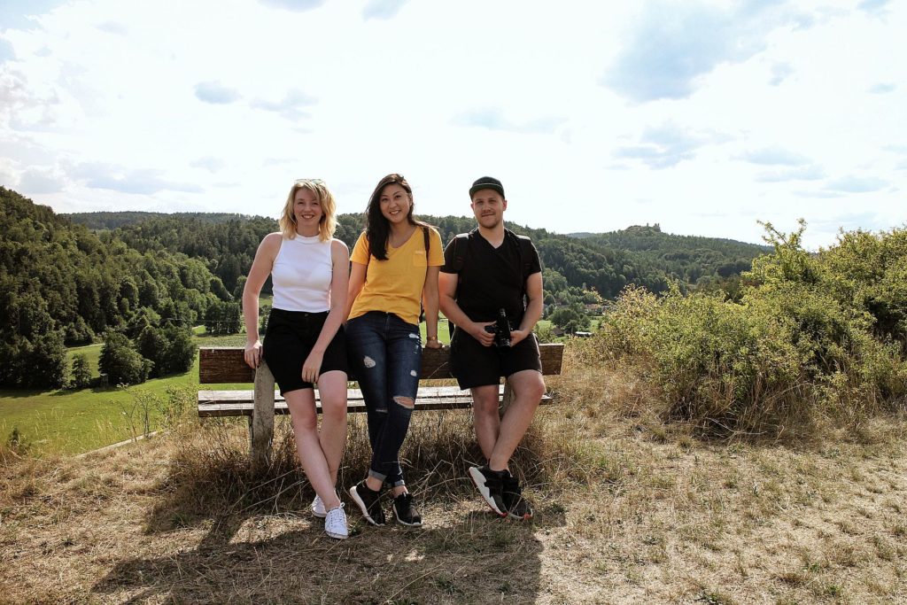 v.li.:  Tourismusfachwirtin Regina Wolfohr zeigt Trinh und Max von Urlaubsguru  die schönsten Stellen im Landkreis Amberg-Sulzbach. Foto: Christine Hollederer