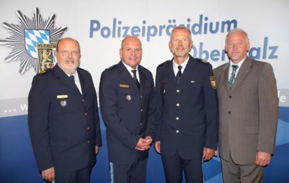 v.l.n.r.: Polizeipräsident Norbert Zink, Erster Polizeihauptkommissar Egid Viehauser, Polizeivizepräsident Thomas Schöniger, Personalrat Polizeihauptkommissar Kurt Kopf Foto: Florian Beck